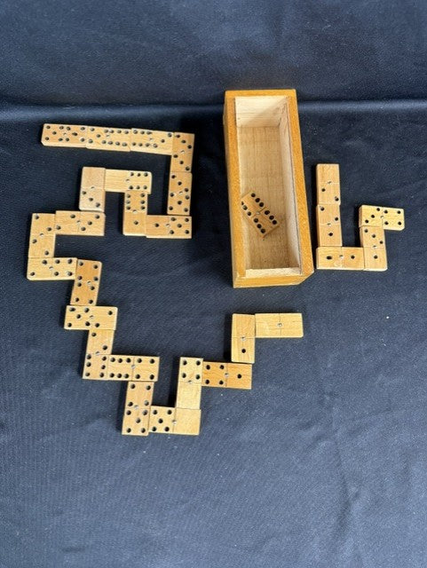 Vtg Dominoes set of 28 wooden box tile game