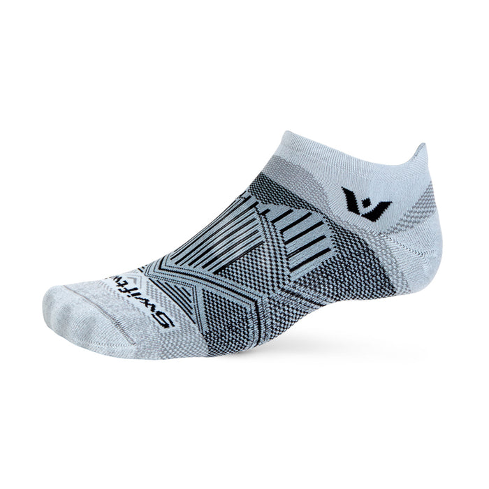 Aspire No Show sock in sterling gray with a geometric pattern