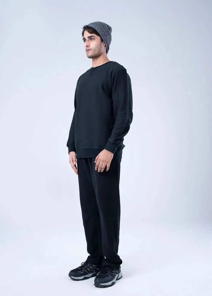 Men's winter sweatshirt in black with long sleeves and crew neckline, ribbed cuffs and hem.